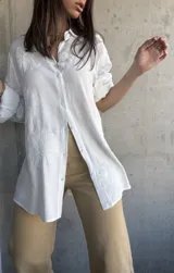 Camisa blanca de mangas largas con bordados florales.
