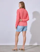 Blusa de gasa azul de la marca Zac & Rachel, con escote en V, botones y detalle plisado en la delantera.