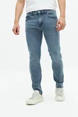 Pantalón de jean celeste, corte recto, tiro medio, con bolsillos delanteros y traseros. Confeccionado en algodón y spandex.