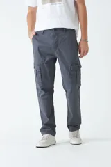 Pantalón cargo color marrón claro, de gabardina, con corte regular, bolsillos laterales y logo bordado.