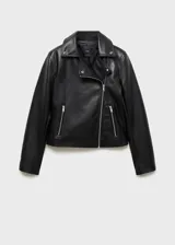 Chaqueta biker negra de cuero sintético con cuello con solapa, cierre frontal asimétrico con cremallera y bolsillos laterales con cremallera.