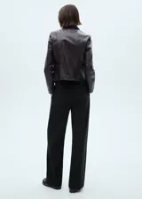 Pantalón negro de corte recto, con cintura elástica y diseño minimalista.
