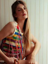 Top de crochet multicolor con flecos, de manga sisa y cuello a la base.
