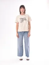 Remera rosa con estampado de labios rojos y texto en letras rojas y blancas.