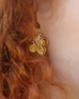 Aros dorados con forma de flor, realizados en bronce macizo con pernos de plata 925.