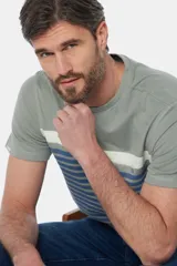 Remera celeste con rayas horizontales blancas y azules.