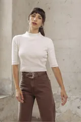 Pantalón de jean marrón de corte wide leg, con cinturón de cuero con hebilla metálica.