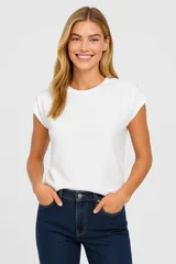Blusa blanca de algodón, corte al cuerpo y cuello redondo.