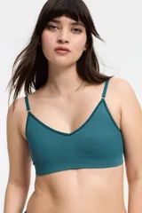 Bralette color verde petróleo, con breteles ajustables, doble tela, espalda con broche de 3 medidas y diseño acanalado.