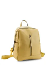 Mochila color amarillo con textura matelaseada, bolsillo frontal con cierre vertical, asa de mano y correas regulables.