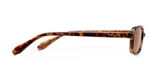 Gafas de sol rectangulares con montura carey y lentes marrones.