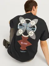 Camiseta negra de manga corta con cuello redondo y corte holgado.