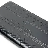Billetera negra con cierre, confeccionada en cuero sintético con diseño geométrico en relieve y logo de la marca. Cuenta con trece compartimentos internos y un bolsillo con cierre.