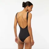 Body negro sin mangas con cuello cuadrado.