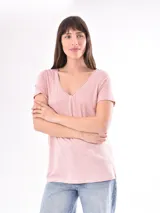 Remera básica de manga corta con escote en V.
