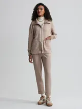 Campera con cierre de cremallera, confeccionada en DoubleSoft®, con aberturas laterales y bolsillos de parche.