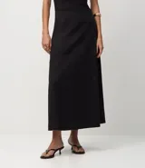 Pollera midi evasé color vino tinto, confeccionada en bengalina. Presenta un recorte horizontal en la parte delantera.