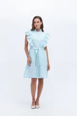 Vestido celeste de lino, corte a la rodilla, con cuello fruncido, volados en los hombros y lazo en la cintura.