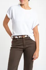 Blusa blanca de poliéster con calce oversize.