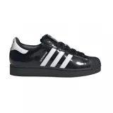 Zapatillas Adidas Superstar II color negro charol con las tres tiras laterales blancas y contrafuerte blanco.