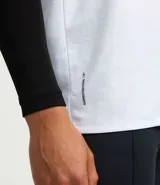 Musculosa deportiva azul marino de poliéster con tecnología Dry, cuello redondo y detalle de cinta reflectante en el centro.