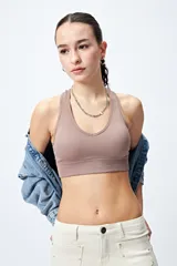 Top deportivo blanco de diseño seamless con escote en V y breteles anchos.