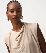 Blusa femenina color beige, sin mangas, con escote drapeado (degagê) y lazo ajustable en la cintura. Confeccionada en crepé de viscosa certificada.