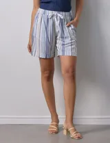 Short azul de lino con pretina elastizada, lazo de ajuste y bolsillos delanteros.