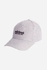 Gorro de nylon color gris claro con visera y perforaciones laterales. Logo de la marca estampado en relieve en el frente.