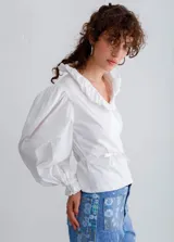 Camisa color borgoña de mezcla de algodón y poliéster, con cuello alto con volados, escote en V cruzado y mangas abullonadas 3/4.