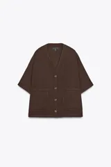 Camisa marrón de algodón con escote en V, manga corta, bolsillos de parche en el frente y cierre frontal con botones.