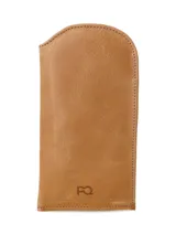 Estuche de cuero color tostado con costuras a tono y logo grabado en la parte inferior.