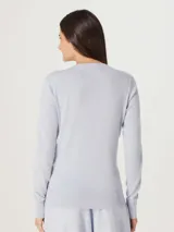 Saco celeste de tejido de punto con cuello en V y cierre frontal con botones.