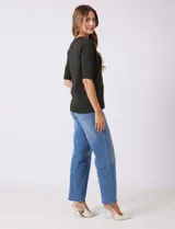 Buzo de punto fino color azul marino, con cuello redondo y mangas cortas.