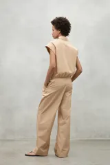 Pantalón celeste de corte ancho, cintura alta y pinzas delanteras.