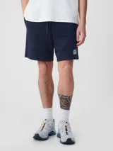 Short deportivo azul marino de algodón, con cintura elástica ajustable con cordón y logo estampado en la pierna.