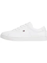 Zapatillas de tenis Tommy Hilfiger de cuero blanco, con suela cupsole y logo bordado en el lateral y la parte trasera.