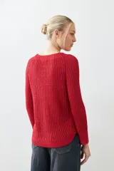 Sweater rojo de tejido de punto con ruedo curvo y mangas 3/4.