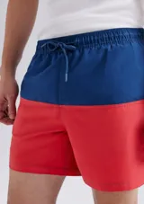 Shorts de baño con diseño bicolor, azul en la cintura y rojo en la parte inferior. Cuenta con cintura elástica y cordón ajustable.
