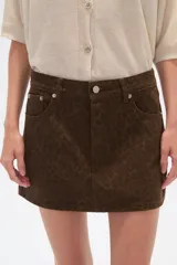 Falda mini marrón con estampado animal print, de tiro alto y corte recto.