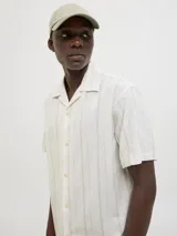 Camisa de manga corta color blanco con rayas verticales, cuello resort y cierre de botones.