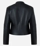 Campera negra de cuero sintético con cuello mao, cierre frontal con cremallera y mangas largas con detalle de pespuntes horizontales.