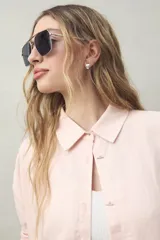 Camisa color rosa claro, de corte clásico y silueta relajada, confeccionada en mezcla de lino y viscosa.