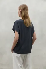 Camiseta de manga corta color blanco, hecha de 100% lino, con escote en V y corte relajado.