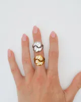 Anillo plateado con forma de yin yang con incrustaciones de circonitas.