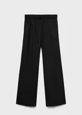 Pantalón negro de tejido fluido con caña ancha, diseño drapeado, goma elástica en la cintura y corte recto.