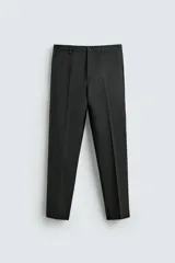 Pantalón de vestir de corte slim fit, color gris oscuro con micro estampado a cuadros. Cuenta con bolsillos laterales y traseros de doble vivo con botón. Cierre frontal con cremallera y botón.