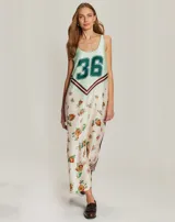 Vestido largo sin mangas con escote redondo, estampado con flores y número 36 en el pecho.
