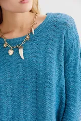 Sweater azul marino de punto con lentejuelas integradas en el hilado, calce holgado y mangas largas.