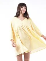 Vestido blanco de corte suelto con escote en V y detalles bordados.